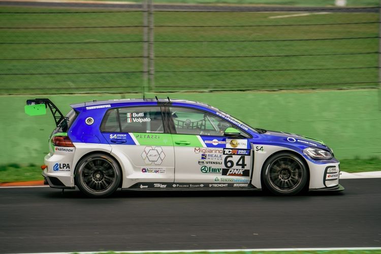 Golf TCR in pista